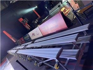 3 qatorli yig'iladigan harakatlanuvchi oqartiruvchi o'rindiq